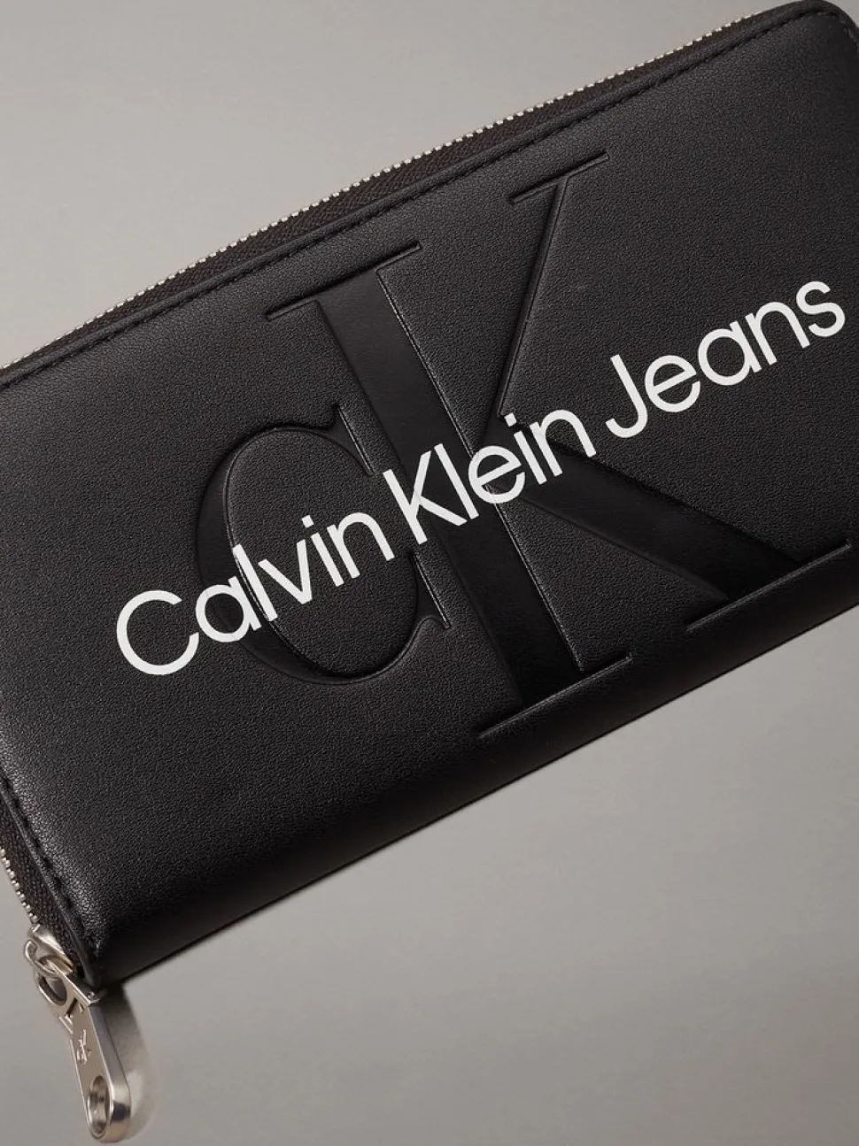 Portafoglio donna con zip Calvin Klein Nero